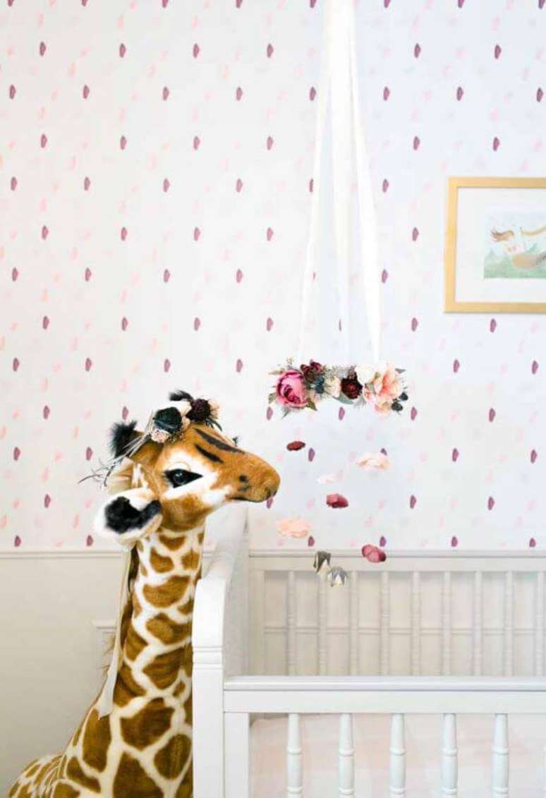 19. Temas para quarto de bebê feminino com girafa e flores na decoração – Por: Decor Fácil