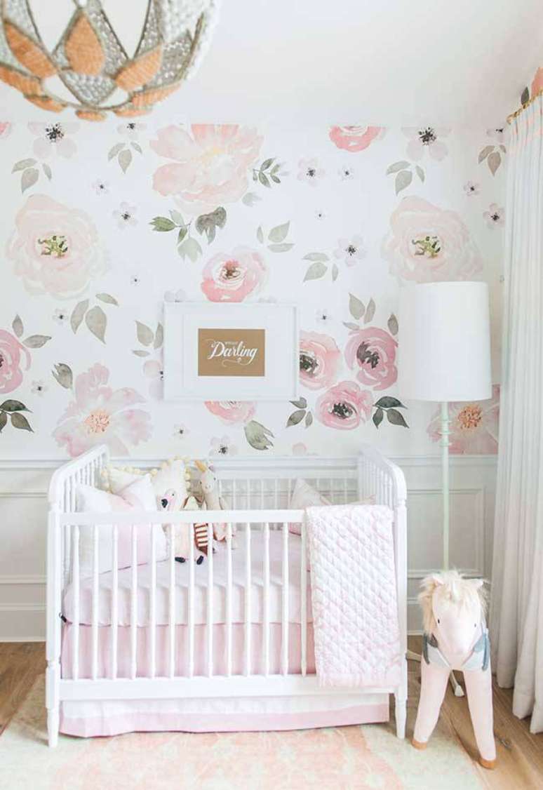 25. Temas para quarto de bebê com papel de parede floral e unicórnios de pelúcia – Por: Ideas Decor