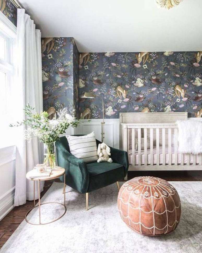 30. Temas para quarto de bebê moderno e lindo com móveis brancos e poltrona verde – Por: Instagram