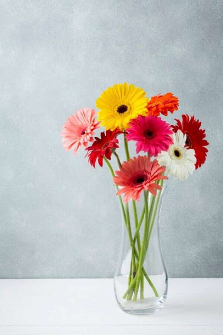 41. Decoração minimalista formada com flores de gérbera coloridas. Fonte: Pinterest
