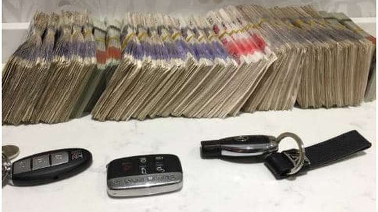 Dinheiro em espécie e chaves de carros de luxo foram apreendidas nas casas dos brasileiros pela polícia de Londres