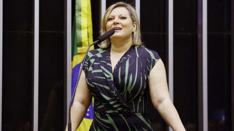 Deputados que apoiaram Luciano Bivar em atrito com Bolsonaro não foram chamados para a reunião desta terça, como Joice Hasselmann (SP)