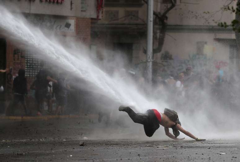 Manifestante é atingido por canhão d'água durante protesto contra o governo do Chile em Santiago
11/11/2019
REUTERS/Ivan Alvarado     TPX IMAGES OF THE DAY