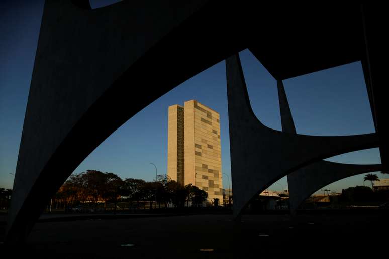 Prédio do Congresso Nacional visto através das colunas do Palácio do Planalto
12/04/2017
REUTERS/Ueslei Marcelino