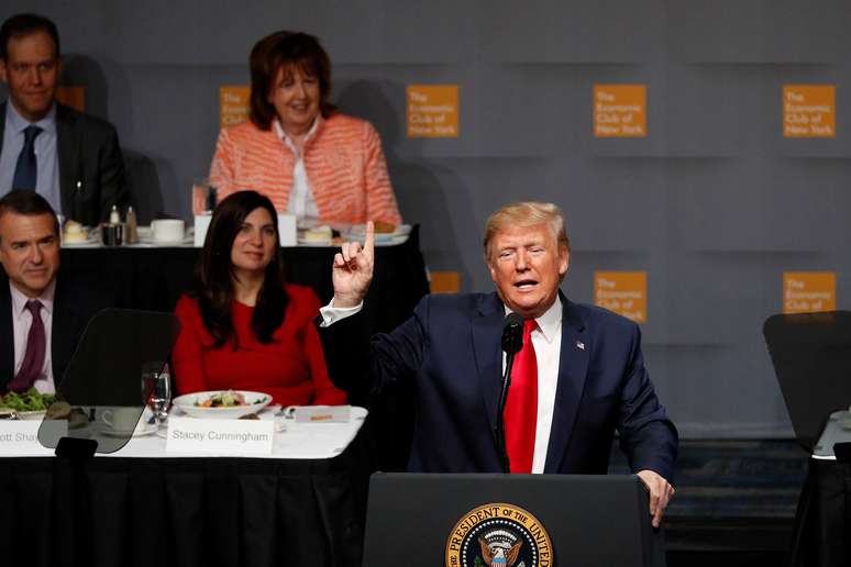 O presidente dos EUA, Donald Trump, discursa no Clube Econ&ocirc;mico de Nova York, no Hilton Midtown Hotel, em Manhattan, Nova York, EUA. 12/11/2019. REUTERS/Tom Brenner