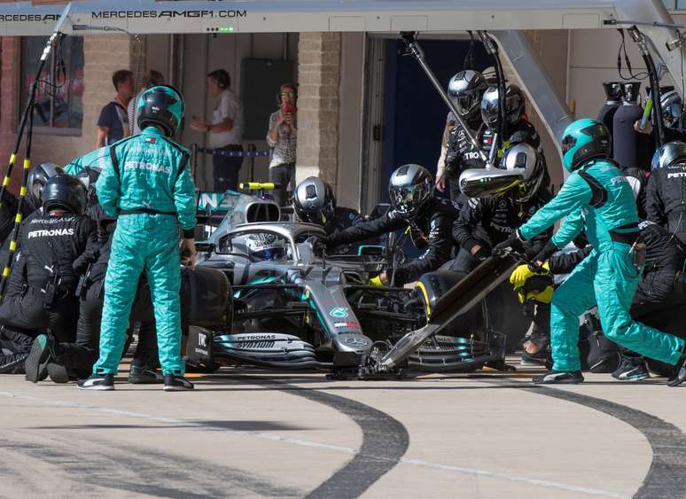 Mercedes do finland&ecirc;s Valtteri Bottas faz pit stop no GP dos EUA para troca de pneus
03/11/2019
Mark Ralston/Pool via REUTERS