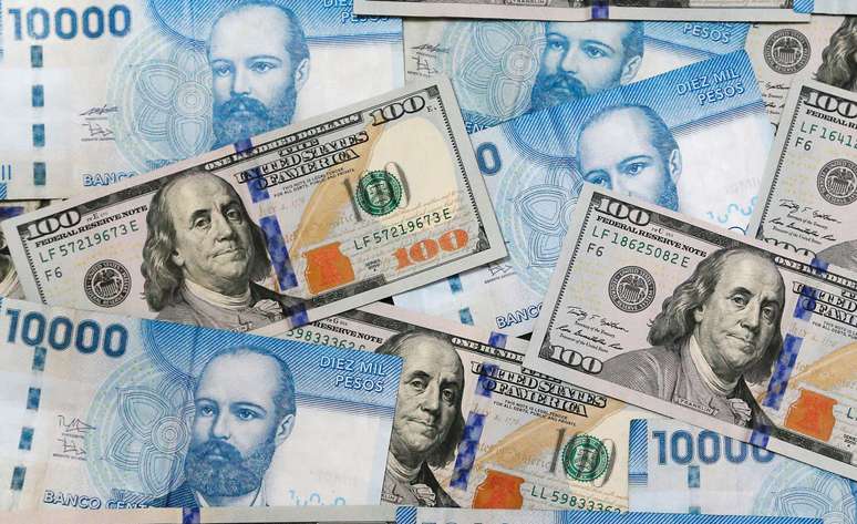 Notas de peso chileno e de dólar. 01/08/2016. REUTERS/Rodrigo Garrido