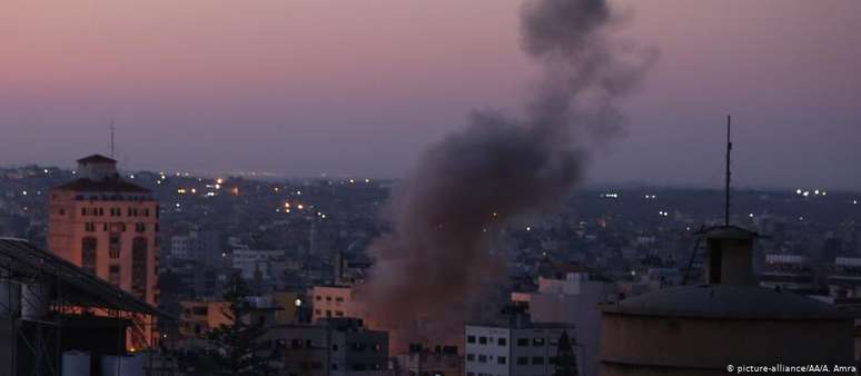 Fumaça na Faixa da Gaza após bombardeio israelense contra moradia de comandante da Jihad Islâmica