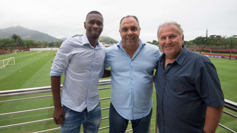 Ao lado de Juan e Braz, Zico no Ninho do Urubu na véspera do clássico contra o Vasco (Foto: Alexandre Vidal/CRF)