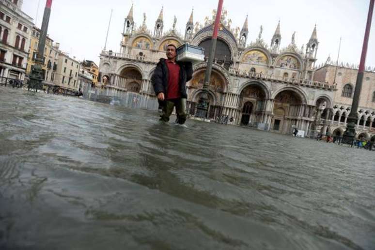 Águas atingiram um nível de 70 cm na entrada da Basílica de São Marco