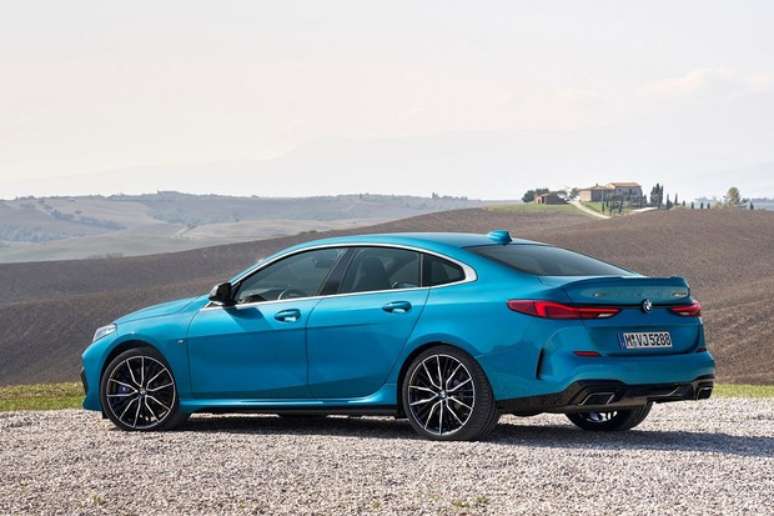 A traseira &eacute; imponente e tem lanternas de LED alongadas.