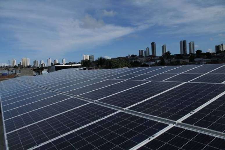 Teto de posto de gasolina com placas fotovoltaicas para gerar energia solar, em Recife