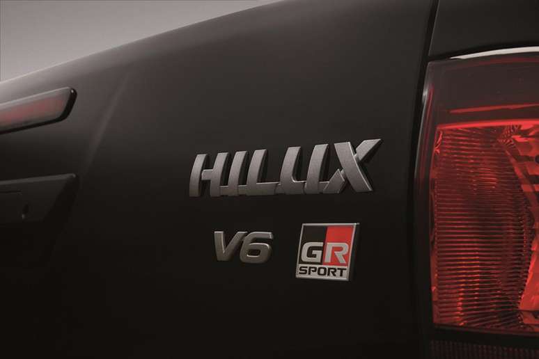 Motor V6 e a grife GR est&atilde;o na tampa da ca&ccedil;amba.