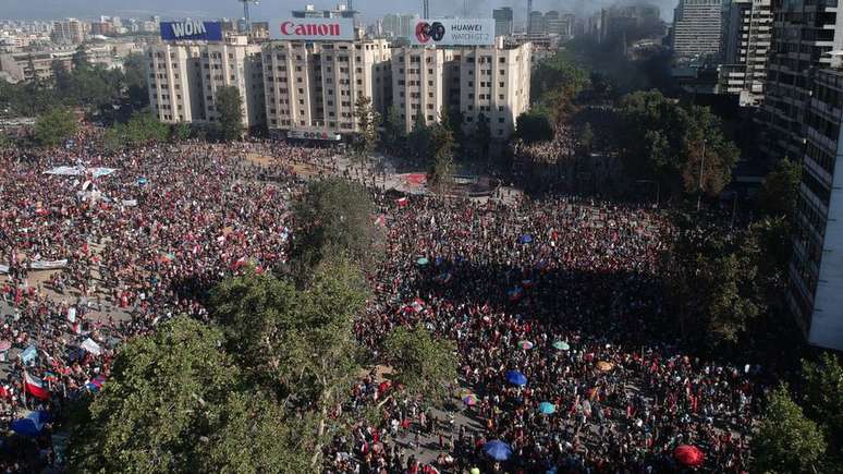 Milhares de pessoas saíram às ruas em atos ligados uma greve geral convocada por servidores públicos e estudantes