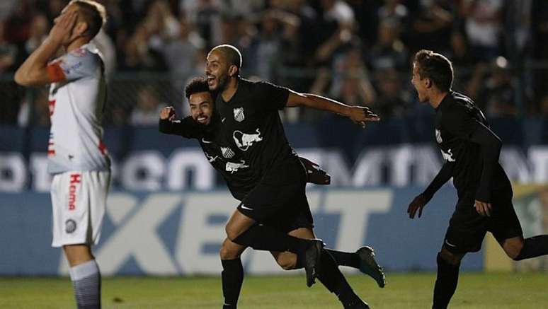 Jogadores do Bragantino comemoram gol na vitória sobre o Operário