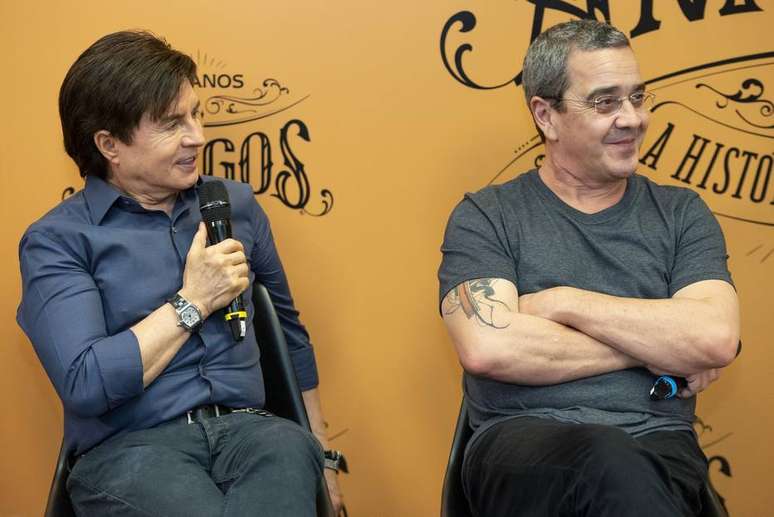 Xororó e LP Simonetti em coletiva do especial 'Amigos - A História Continua' em 2019, na Globo.