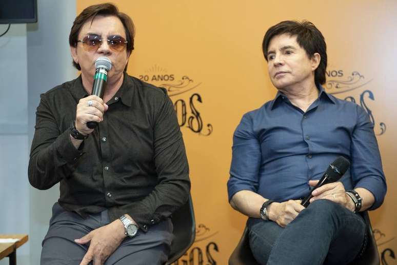 Chitãozinho e Xororó em coletiva do especial 'Amigos - A História Continua' em 2019, na Globo.