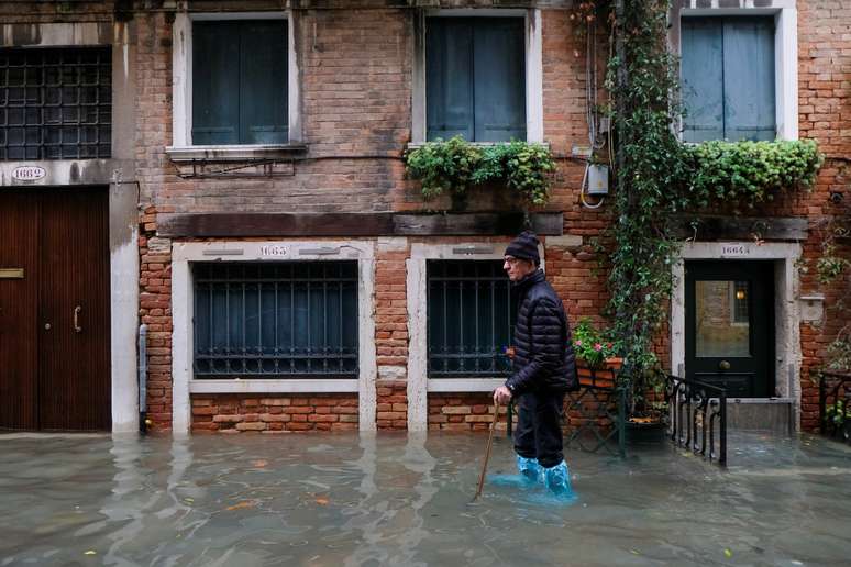 Homem caminha em rua alagada após Veneza registrar segunda maior enchente da história
13/11/2019
REUTERS/Manuel Silvestri