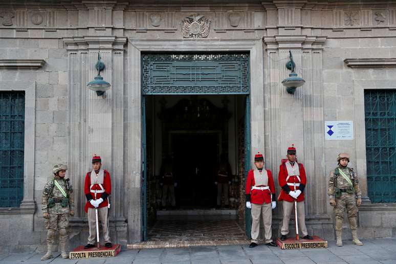 Membros das Forças Armadas da Bolívia protegem entrada de Palácio Presidencial em La Paz
13/11/2019
REUTERS/Carlos Garcia Rawlins