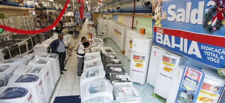 Consumidores pesquisam produtos em unidade da Casas Bahia, marca da Via Varejo, em São Paulo. 4/12/2009. REUTERS/Paulo Whitaker 