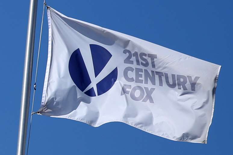 Bandeira com logotipo da Twenty-First Century Fox Studios à frente dos escritórios da companhia em Los Angeles. 6/11/2017. REUTERS/Lucy Nicholson 