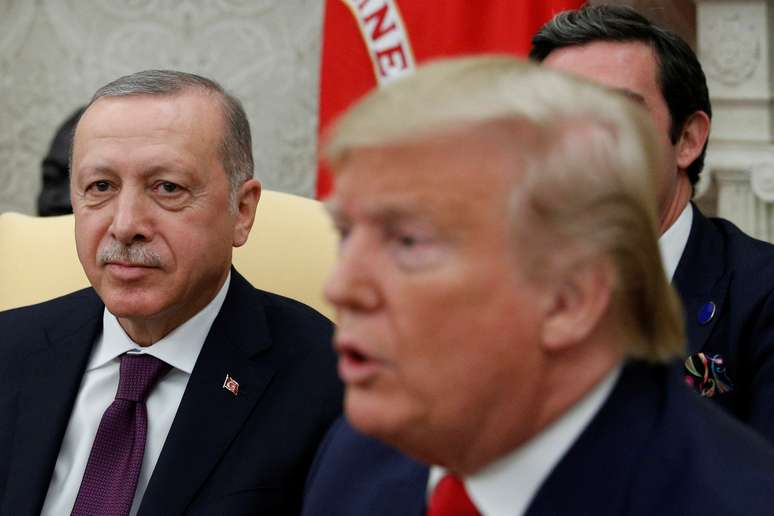 O presidente da Turquia, Tayyip Erdogan, ao se reunir com o presidente dos EUA, Donald Trump, no Salão Oval da Casa Branca em Washington, EUA. 13/11/2019. REUTERS/Tom Brenner