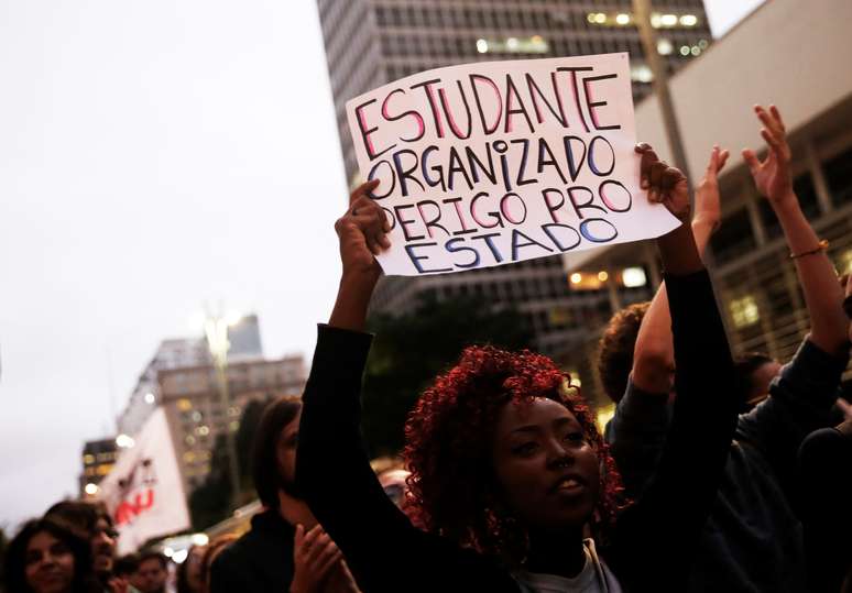 Estudante universit&aacute;ria protesta contra o governo do presidente Jair Bolsonaro em S&atilde;o Paulo
08/05/2019
REUTERS/Nacho Doce