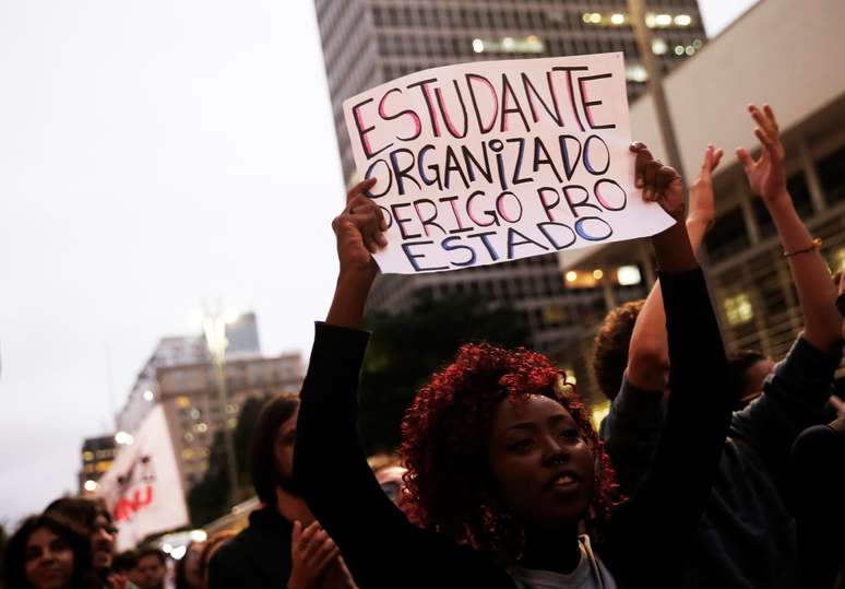 Estudante universitária protesta contra o governo do presidente Jair Bolsonaro em São Paulo
08/05/2019
REUTERS/Nacho Doce