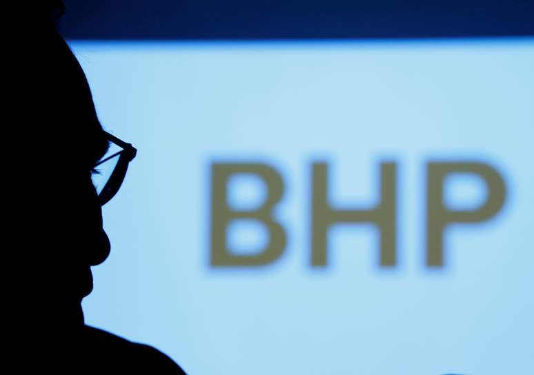 Silhueta de executivo da BHP contra uma tela projetando o logotipo da empresa
REUTERS/Kim Kyung-Hoon