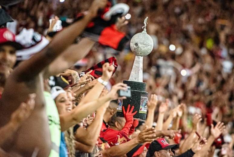 Torcida do Flamengo lotou o Maraca nas partidas em casa na Copa (Foto: Alexandre Vidal e Marcelo Cortes/Flamengo)