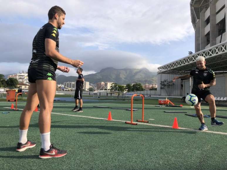 Gabriel e Valencia realizam treino regenerativo (Foto: Divulgação/Botafogo)