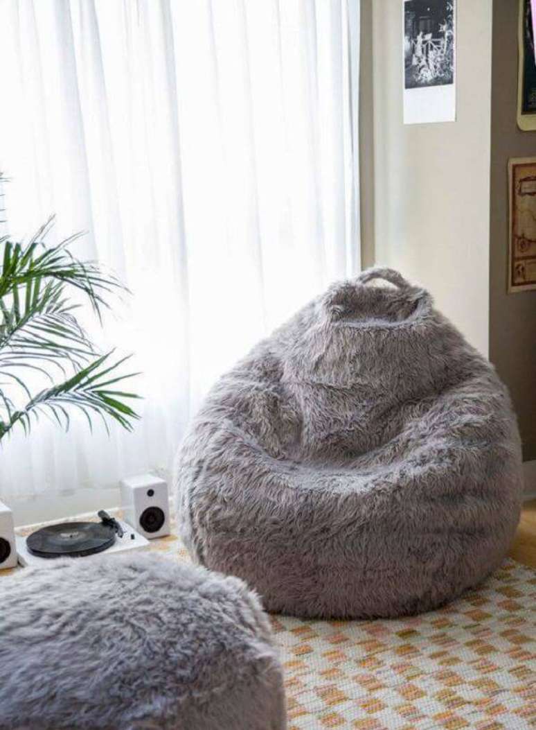 31. Modelo de puff gigante redondo feito com tecido peludo. Fonte: Pinterest