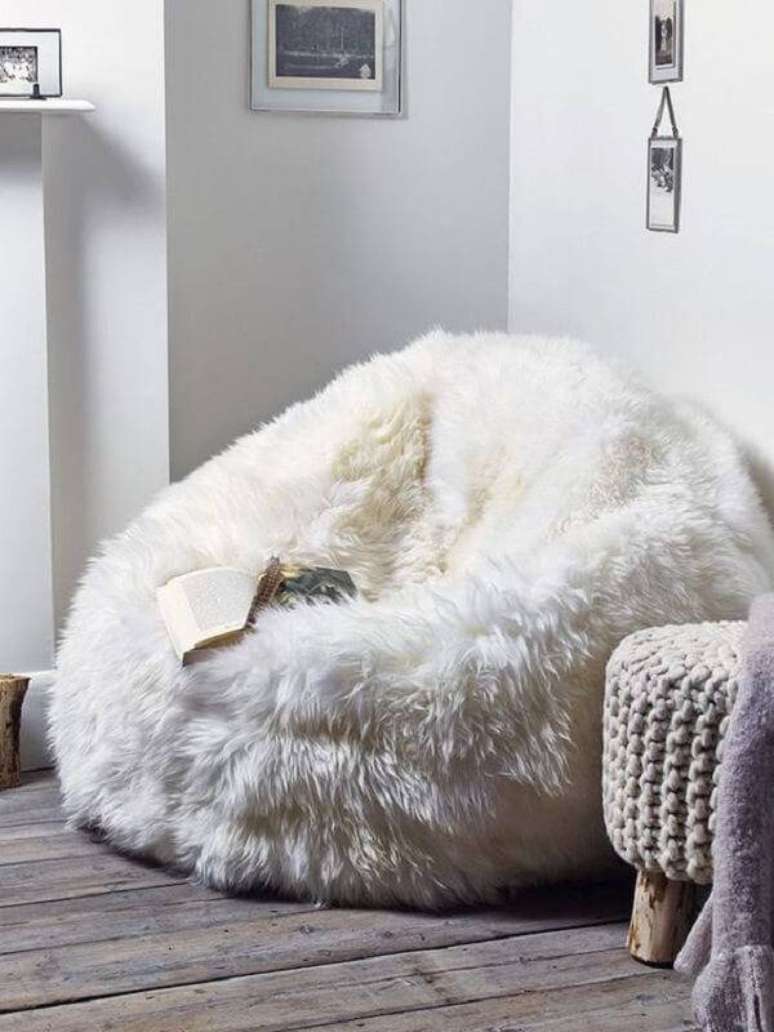 18. Modelo de puff gigante feito com tecido peludo em tom branco. Fonte: Pinterest