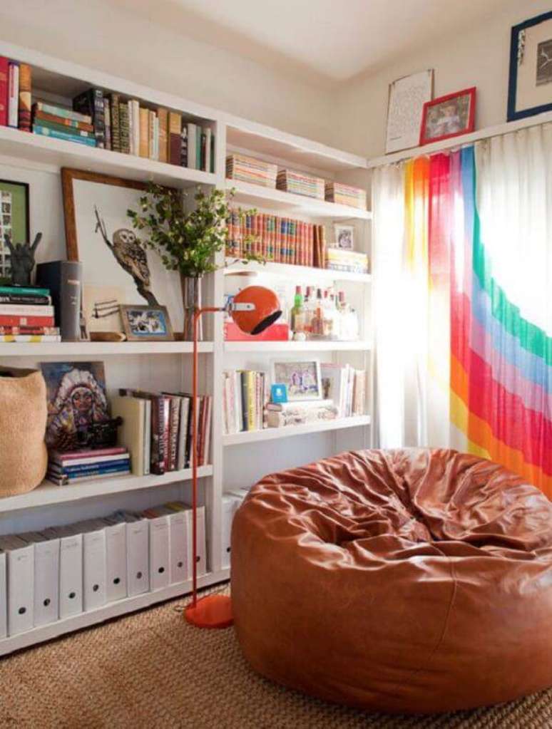 39. O puff gigante redondo marrom complementa a decoração da sala de estar. Fonte: Ideias Decor