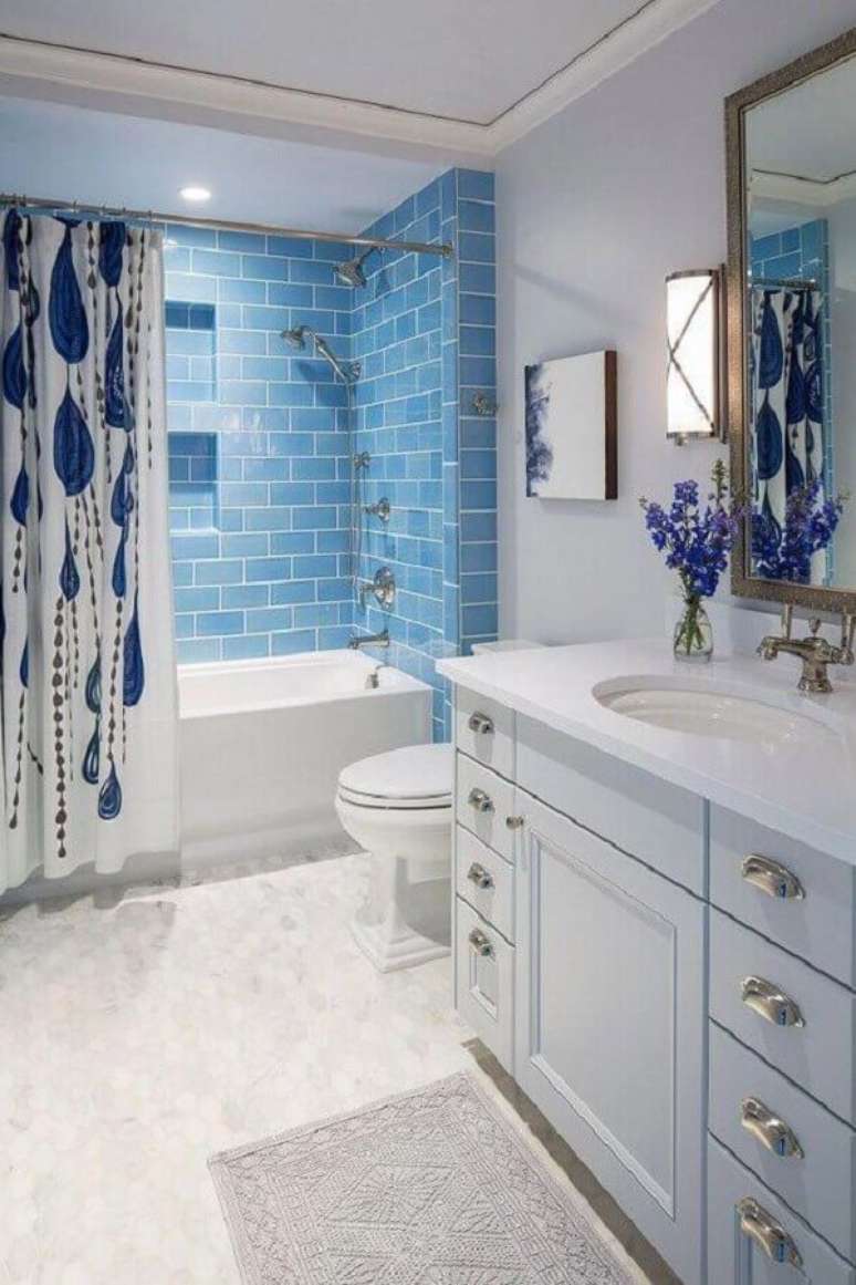 7. Decoração para banheiro azul e branco com banheira – Foto: Landscape Designs
