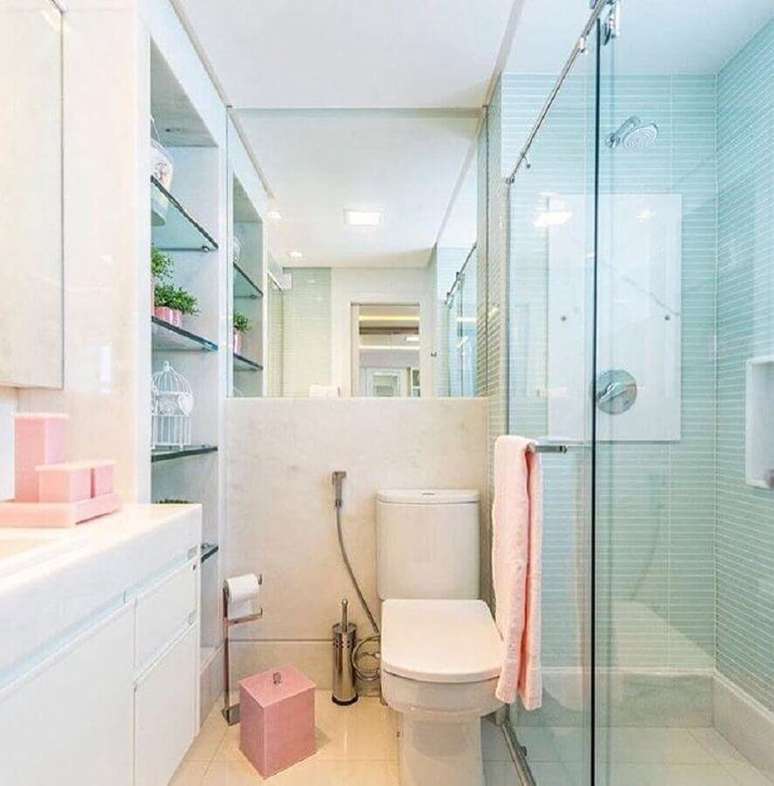 12. A decora&ccedil;&atilde;o do banheiro azul e branco fica super leve &ndash; Foto: Mar&iacute;lia Bezerra