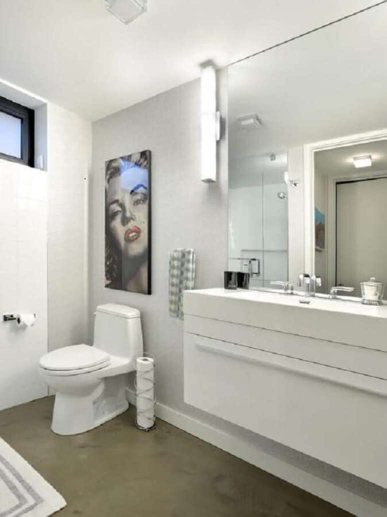 19. Decoração clean para banheiro branco e cinza com quadro e espelho grande – Foto: Interior Design