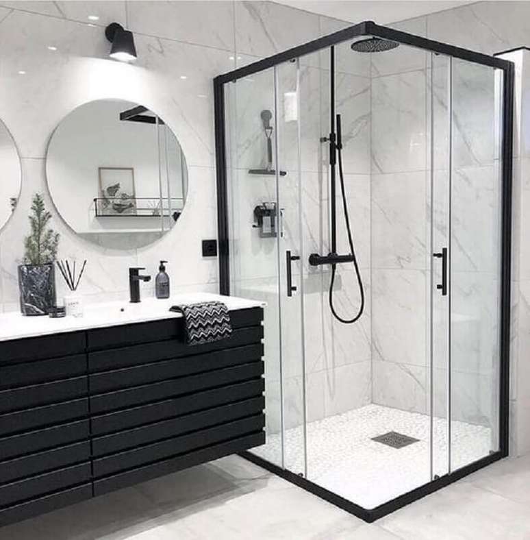 20. Banheiro branco e preto com decoração moderna e minimalista – Foto: Dicas Decor