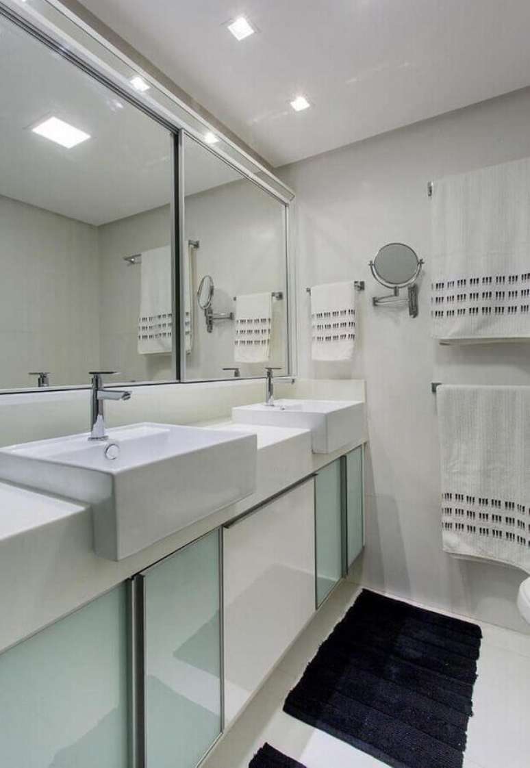 22. Banheiro todo branco planejado – Foto: Bruno Sgrillo Arquitetura
