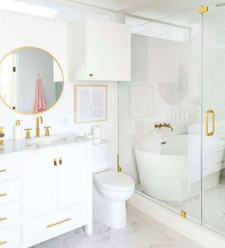 4. Escolha detalhes que valorizam a decoração do seu banheiro todo branco – Foto: Pinterest
