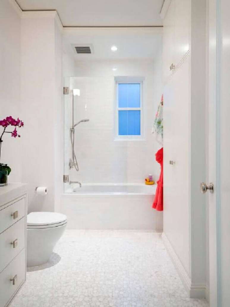 24. Banheiro todo branco com banheira e decoração simples – Foto: Decor Assentos