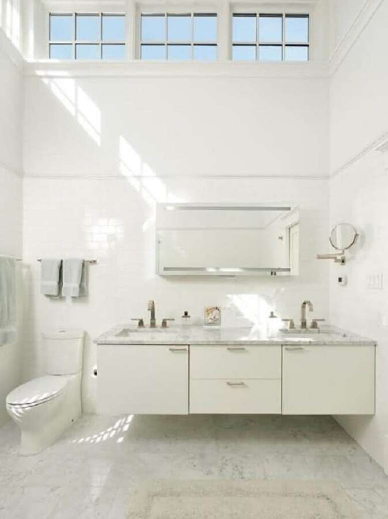 23. Decoração simples para banheiro branco grande – Foto: Pinosy
