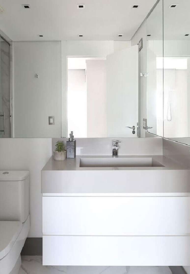 27. Banheiro branco pequeno decorado com bancada cinza clara – Foto: Casa da Valentina