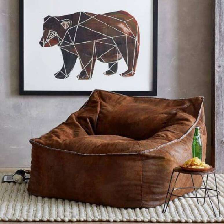 40. Modelo de puff gigante marrom decora a sala de estar. Fonte: Pinterest