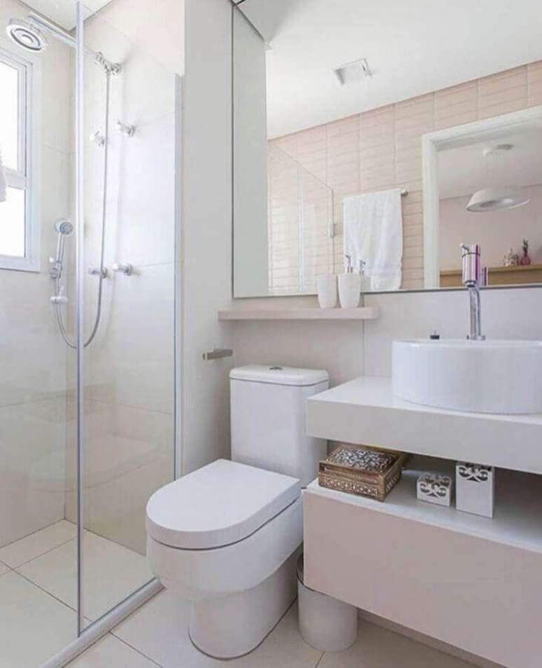 28. Decoração para banheiro branco com azulejo rosa claro criando um toque charmoso no ambiente – Foto: Renata Pauperio