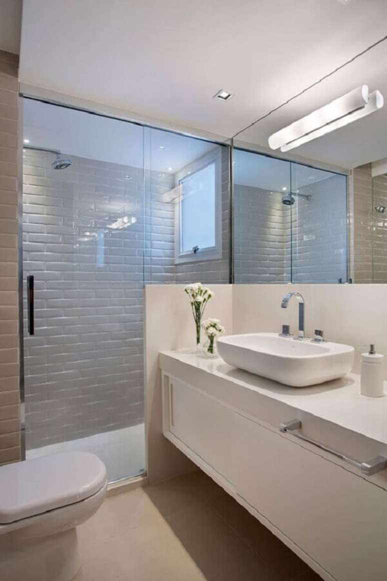 29. Azulejo branco para banheiro planejado com espelho grande – Foto: Casa de Valentina