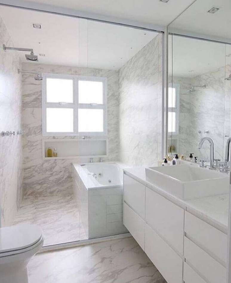 32. Decoração clean para banheiro todo branco com banheira na área do box – Foto: GF Projetos