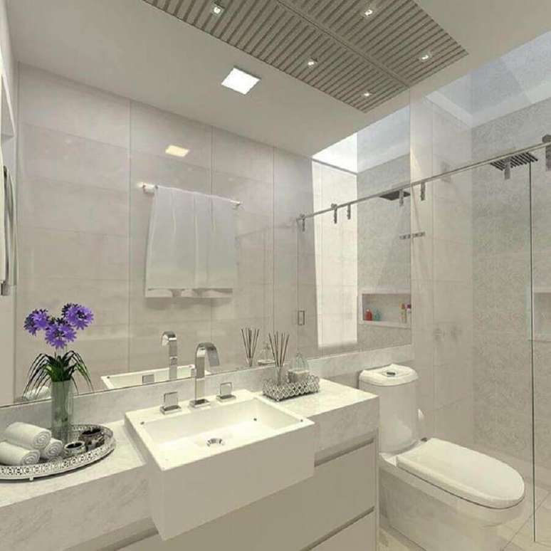 33. Banheiro branco sofisticado decorado com bandeja prata redonda – Foto: Marília Zimmermann Arquitetura e Interiores