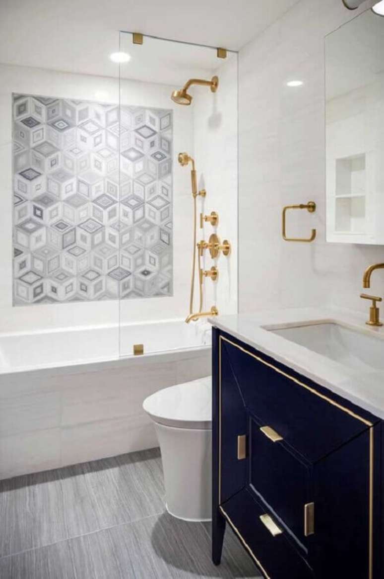 39. Decoração para banheiro branco e azul com detalhes em dourado – Foto: Ideias Decor