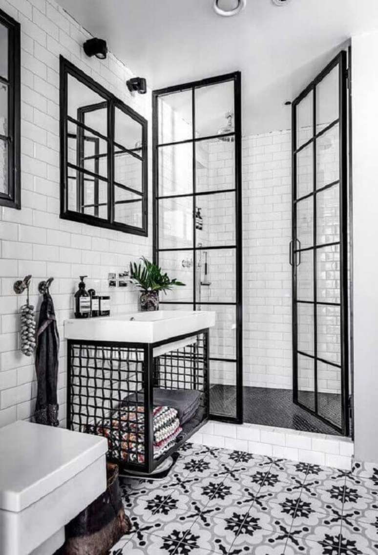 42. Decoração para banheiro preto e branco com piso estampado – Foto: Remodelador